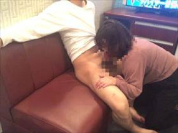 【無修正・個人撮影】デートの最後にホテルのソファーでセックスする様子を撮った素人カップル投稿映像の画像
