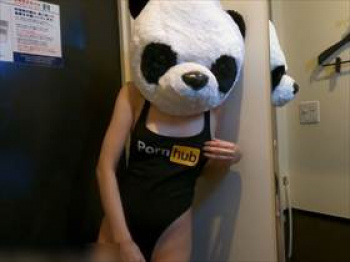 【個人撮影】頭がパンダの女さん、ネットカフェで立ったままオナニーする様子を自撮りした投稿映像!の画像
