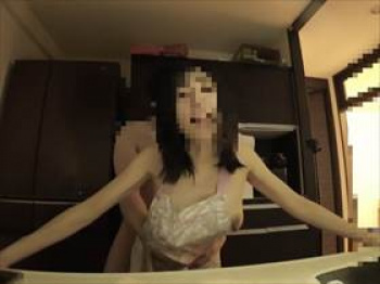 【個人撮影】どちらかの自宅か?キッチンでの情事で喘ぐ人妻があまりにクソエロい素人不倫カップル投稿映像!の画像