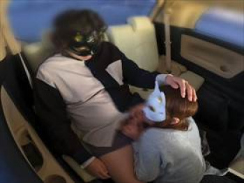【個人撮影】車の中で他人妻にフェラさせてる様子を撮った素人不倫カップル投稿映像が生々しい!の画像