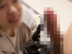 【個人撮影】彼女が黒いビニール手袋して彼氏をローション手コキ！射精させてる素人カップル投稿映像！の画像