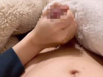 【個人撮影】お話ししながら彼氏のチ●コ弄る彼女。結局手コキで彼氏を射精させてる素人カップル投稿映像！の画像