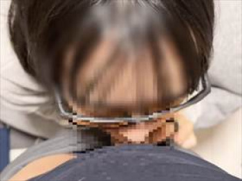 【個人撮影】大好物の彼氏のチ●コ！しゃぶる気満々の彼女がエロ可愛い！素人カップルフェラ投稿映像の画像