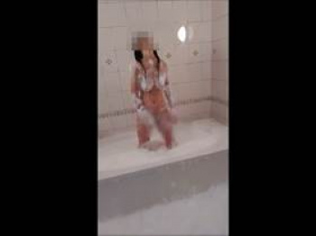 【個人撮影】ホテルの泡風呂ではしゃぐ奥さんがエロ可愛い！ついでにオナニーもさせてる素人夫婦投稿映像！の画像