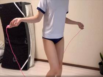 【個人撮影】体操服コスの女子さん、縄跳びを使ったオナニーを自撮りした投稿映像がこちら！の画像