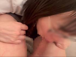 【個人撮影】彼氏が入ってるトイレにメガネ制服コスの彼女が乱入！フェラ始まる素人カップル投稿映像！の画像