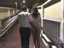 【個人撮影】他人のオヤジに嫁の体を触らせながら歩道橋の上を歩いている素人夫婦の投稿映像が生々しいの画像