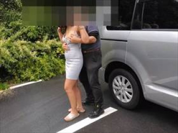 【個人撮影】とある駐車場で、他人の男に嫁の体を触れせて旦那が撮影している素人夫婦の投稿映像がヤバい件の画像