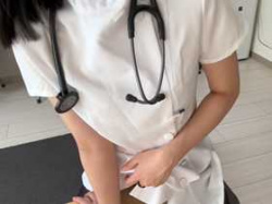 【個人撮影】ナース服コスのお姉さん、テーブルの角にまんまんを擦り付けてオナニーする自撮り投稿映像の画像