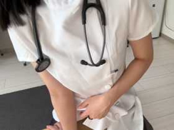【個人撮影】ナース服コスのお姉さん、テーブルの角にまんまんを擦り付けてオナニーする自撮り投稿映像の画像