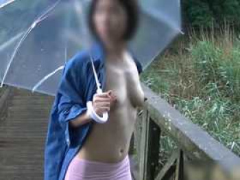 【個人撮影】可愛い彼女が観光地の湖の遊歩道で人が来るかもしれないのにドキドキおっぱい露出して最後は全裸の画像