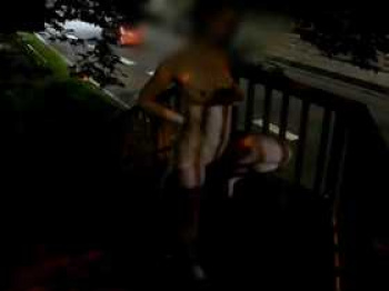 【個人撮影】衝撃！可愛い彼女が歩道橋と道路脇で見せつけ全裸オナニー♡素人カップル投稿映像の画像