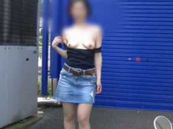 【個人撮影】可愛い彼女が道路脇、ドラックストアーの裏、バス停、本屋さん、ビデオ屋さんで見せちゃうの画像