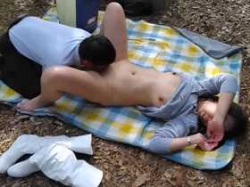 【個人撮影】公園にいた男性に奥さんをクンニさせてる様子を旦那が撮った素人夫婦寝取られ投稿映像の画像