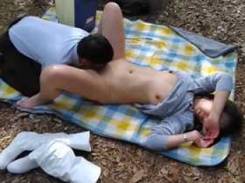 【個人撮影】公園にいた男性に奥さんをクンニさせてる様子を旦那が撮った素人夫婦寝取られ投稿映像の画像