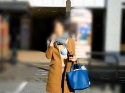 【個人撮影】可愛い彼女コートの下は駅前や駐車場でもいつもムフフフ♡素人カップル野外露出投稿映像の画像