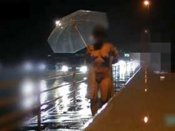 【個人撮影】ワオ！普段真面目な可愛い彼女の道路脇全裸＆全裸オナニー♡素人カップル投稿映像の画像