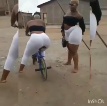 ぴちぴちパンツ姿の豊満下半身黒人女が小さい自転車にまたがる！の画像