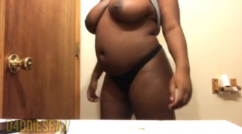 素人黒人お姉さんが自宅のトイレで爆乳と爆尻を見せつける！下から見上げるデカパイがエロい！の画像
