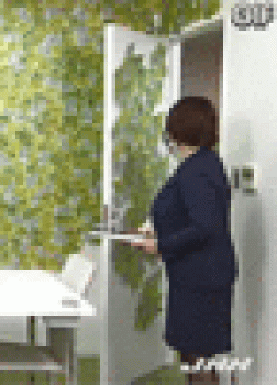 小池都知事の会見でチラリと写ったダイナマイト熟女【GIF1枚】の画像