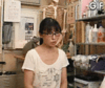 マッサージを受けた地味奥様がビクンビクン【GIF7枚】の画像