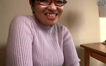 愛嬌たっぷりな眼鏡オバチャンの痴態【GIF8枚】の画像