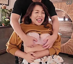 猥褻熟乳のかわいいオバサンが大乱れ 御子柴美花【GIF13枚】の画像