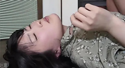 夫婦生活に不満の人妻が不倫旅行【GIF10枚】の画像