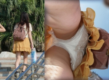 純白パンツでお出かけした街撮り素人達が覗き込まれた逆さ撮りパンチラの画像