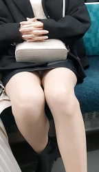 電車の前の座席に座っているお姉さんのパンスト越しのパンツが見えたの画像