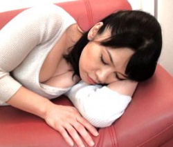 ソファーで眠るミニスカ五十路母の艶めかしい姿にムラムラ… 白山葉子の画像