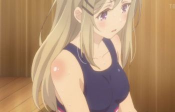 アニメ『安達としまむら』4話でエロいおっぱいの競泳水着姿やエロ全裸などエロシーン！の画像