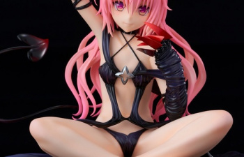 『ToLOVEる』ナナのほぼ丸見えエロすぎダークネス衣装であぐらをかいてるエロフィギュアの画像