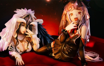『オーバーロード』アルベドとシャルティアがエロ花嫁衣装で寝そべって誘ってるエロフィギュアの画像