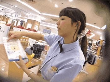 ショップ店員さんが接客してる隙にパンツを逆さ撮りしてる悪質映像、ロンクスカートを制した男!の画像