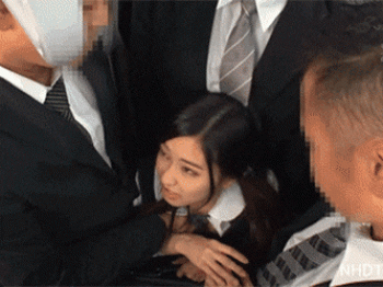 電車通学のミニマムJKをガタイのいい男で囲い込み身動きとれない状態で痴漢三昧、レイプする!の画像