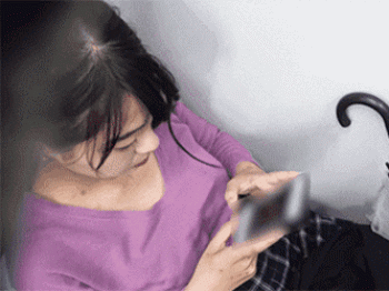 電車の座席に座ってる若者女さんのダルダルの胸元、谷間通り越して乳首まで隠し撮りに成功する!の画像