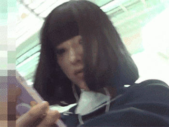 電車のホームと座席で見つけた可愛いJKさん2人をつけ回してパンツ逆さ撮りしてる映像を入手!の画像