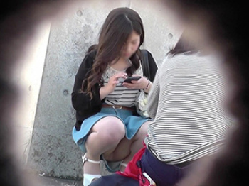 街で隠し撮られた素人女さんのエロい下半身まとめ!神回→座り込み正面パンチラが大量に集まる!の画像