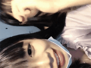 中国の童顔ちゃん2人がスマホアプリのライブ配信で悪ノリして全裸マンコくぱぁする映像を入手!の画像