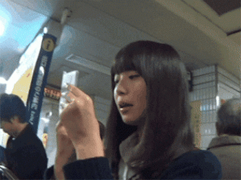顔面偏差値がクソ高いJKさんのパンツがこちら!電車に乗り込む隙を狙って逆さ撮りしてる映像!の画像