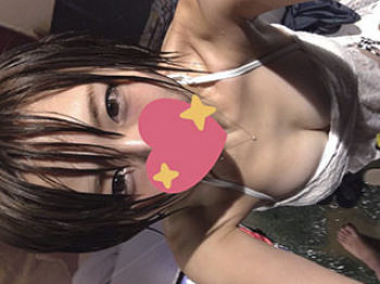 素人の水着ビキニ姿が今年もシコい!色んな女さんのオッパイ谷間が見放題のこの時期やっぱ最高!の画像