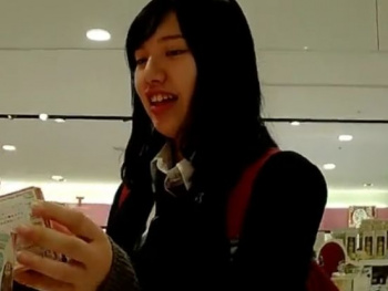 【隠撮動画】プルート！放課後の制服美少女二人組に粘着してパンチラを無断撮影して公開してる！の画像