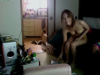 【隠撮動画】リアル昼顔妻！夫の仕事中に自宅に男を連れ込んでニコニコでハメ撮りするギャル妻！の画像