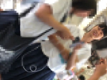 【HD隠撮動画】素晴らしいの一言！清純美少女の純白パンティ！一点の曇りもない極上パンチラ！の画像