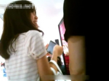 【隠撮動画】清楚美人なお姉さまのパンチラをデート中に逆さ撮りした使い勝手最高な映像がコレｗｗｗの画像