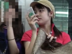 【HD隠撮動画】東南アジア系のハーフ顔！クリクリお目面の激カワ美少女のパンチラを電車で正面凝視！の画像
