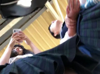 【HD隠撮動画】彼氏といっしょに登校中の清純美少女な制服女子のパンチラを逆さ撮り公開ｗｗｗの画像