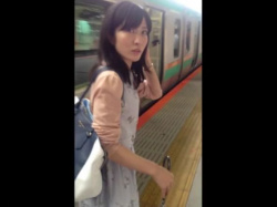 【HD隠撮動画】いたずらっ子し隊！駅構内で素人お姉さんに声掛けからの危険捲りパンチラ！！！の画像