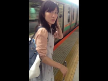 【HD隠撮動画】いたずらっ子し隊！駅構内で素人お姉さんに声掛けからの危険捲りパンチラ！！！の画像